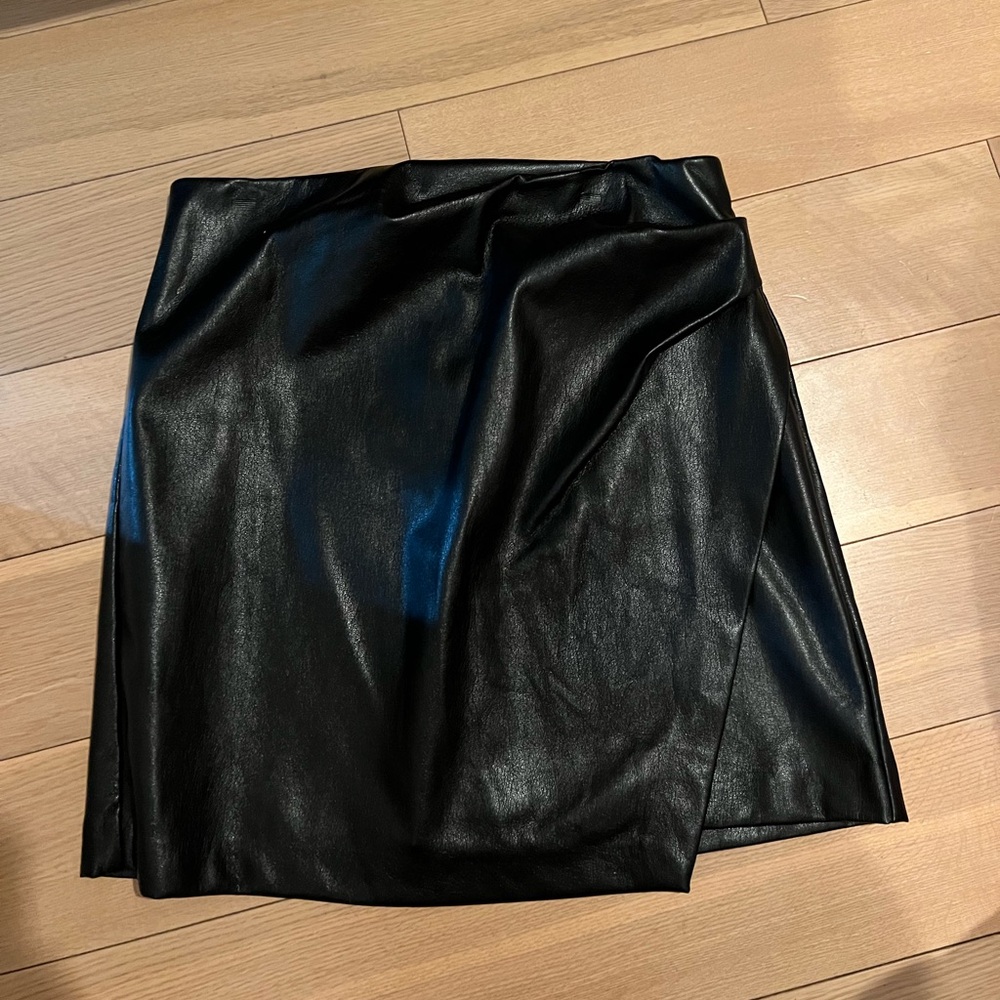 Aritzia Wilfred Black Leather Skirt
